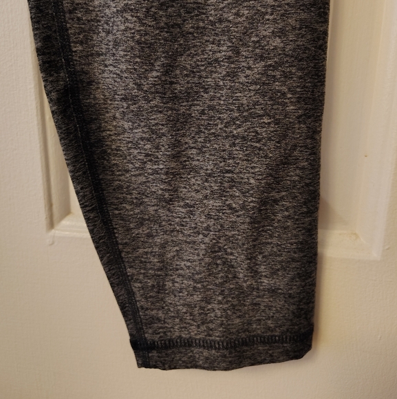 Old Navy extra high waisted CloudComfy leggings - Picture 4 of 9